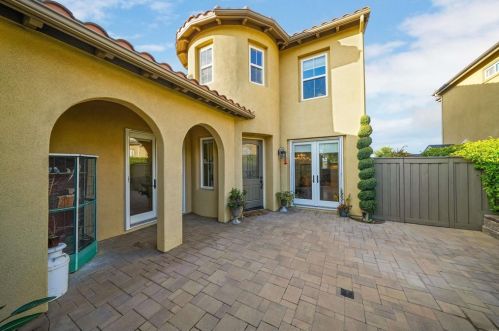 1050 Straightaway Ct, Oceanside CA  92057-1949 exterior