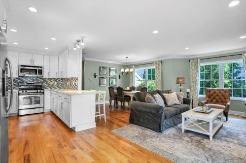 26 Dora St, Stamford, CT 06902-5415