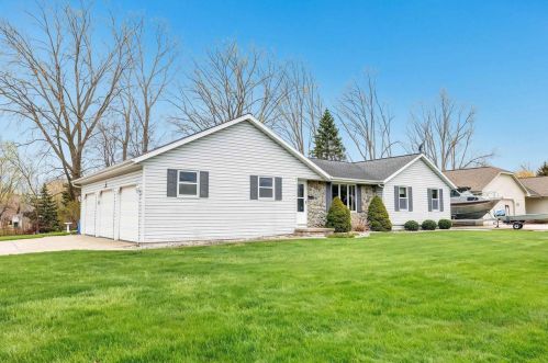 2705 Shade Tree Ln, Green Bay, WI 54313-7059