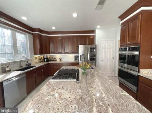 7226 Lyndam Hill Cir, Lorton VA  22079-4509 exterior