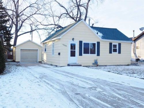 1620 2nd St, Minot ND  58701-6317 exterior