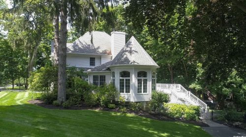 9 Wardencliff Rd, Shoreham, NY 11786-1033