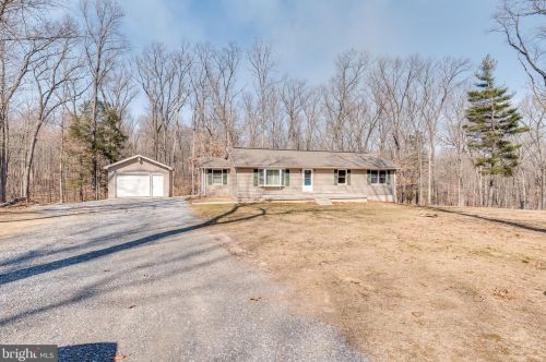 121 Woodland Ln, Hedgesville, WV 25427-5285