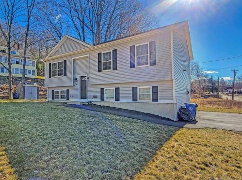51 River St, Moosup, CT 06354-2226