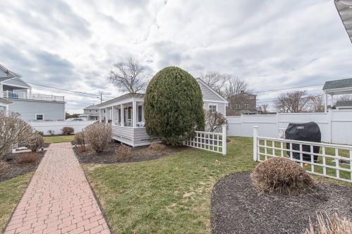 221 Purgatory Rd, Middletown RI  02842-6033 exterior