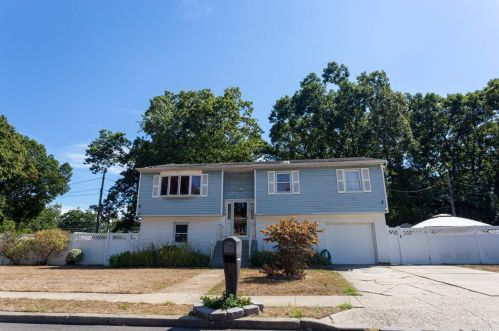 15 Bennett Ct, Copiague, NY 11726-1303