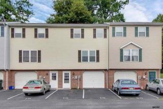 18 Pine Dr, Strinestown, PA 17345-9684