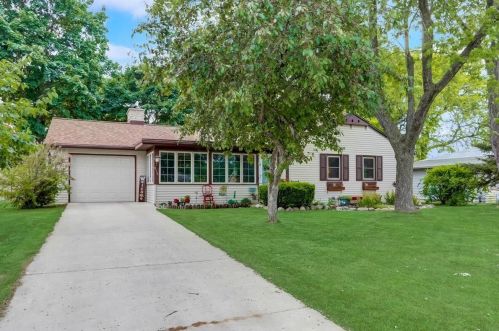 915 Parkview Ln, Mukwonago, WI 53149-1127