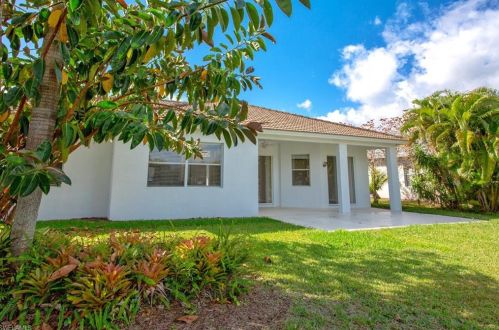 824 Grand Rpd Blvd, Naples FL 34120-4429 exterior