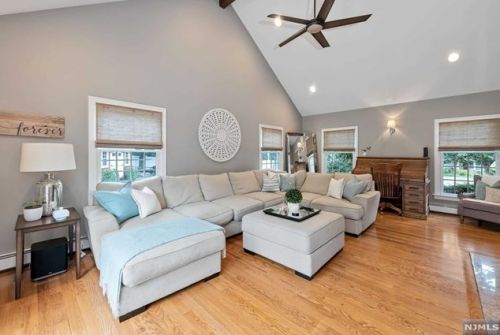 220 Allendale Ave, Allendale NJ  07401-1725 exterior