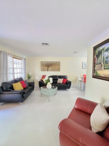 17 Suffolk Ave, Hialeah FL  33010-5035 exterior