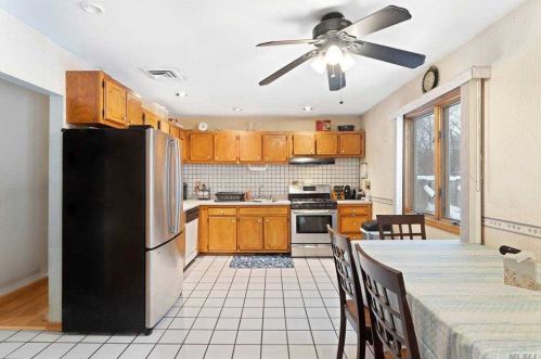 8 Marta Rd, South Setauket, NY 11720-2863