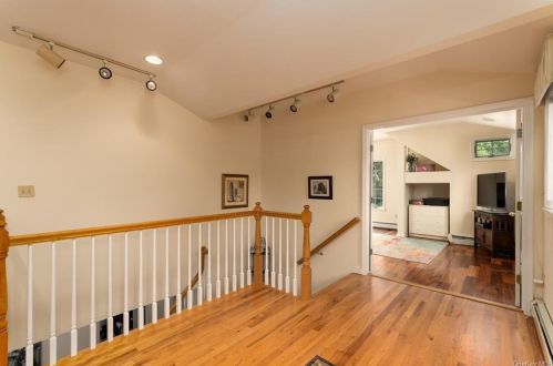 10 Osage Dr, Crotonville NY  10562-3815 exterior