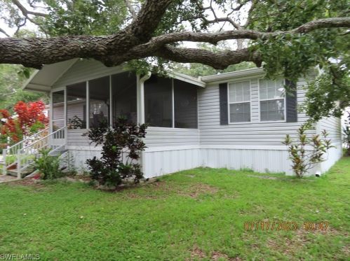 1119 Riverview Dr, Moore Haven, FL 33471-5643