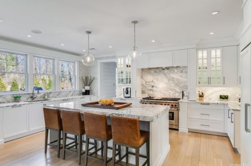 66 Wheatley Rd, Westbury NY  11568-1212 exterior