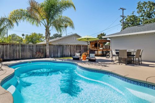 235 Grove Ave, Santa Rosa CA  95409-3813 exterior