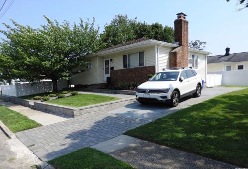 195 41st St, North Lindenhurst, NY 11757-2709