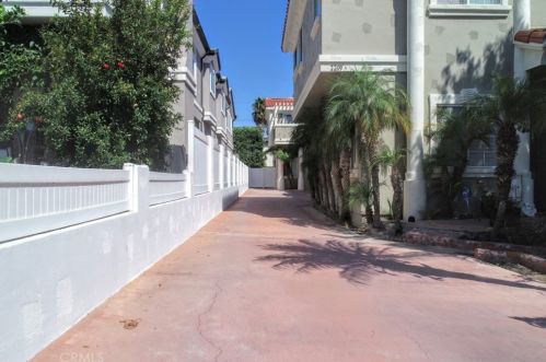 2209 Robinson St, Redondo Beach, CA 90278-2019