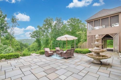 98 Ryefield Rd, Middletown CT  06457-5700 exterior