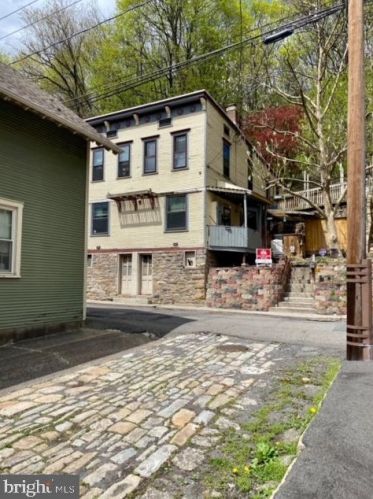 401 Chestnut St, Ashland PA  17921-1322 exterior