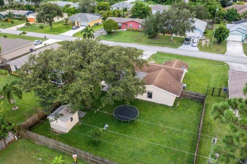 557 Goldcoast Ave, Fort Pierce, FL 34983-1021