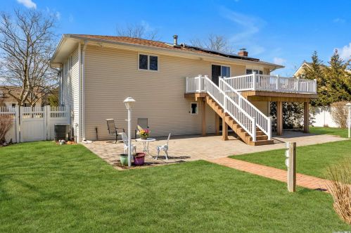 15 Purdy Ave, Elwood NY  11731-4501 exterior