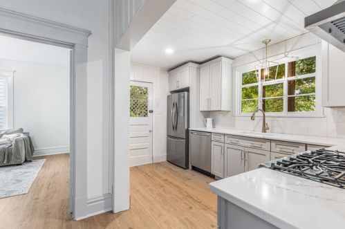 318 New Castle St, Zelienople PA  16063-1336 exterior