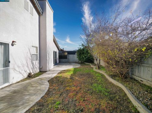 1062 Schadeck St, Manteca CA  95336-5956 exterior