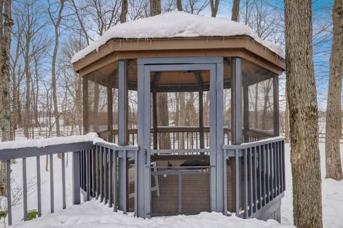 1947 Southwood Trl, West Bend WI  53090-8971 exterior