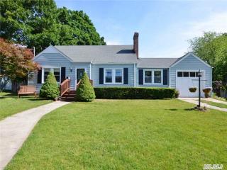 47 Willis St, Northport, NY 11768-2052