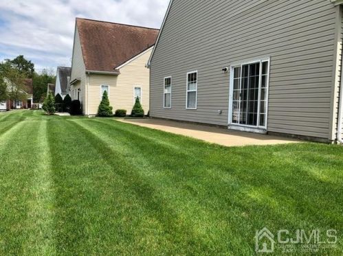 8 Holly Manor Ct, Helmetta, NJ 08828-1165