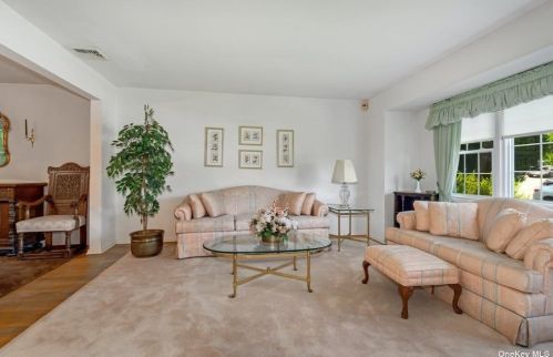 17 Hill Dr, Muttontown NY  11545-1718 exterior