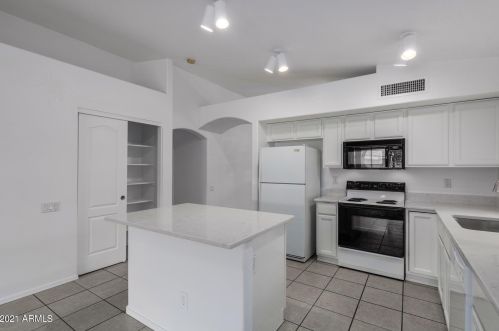 6258 Blackhawk Dr, Glendale AZ 85308-6671 exterior