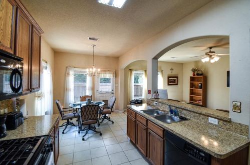 406 Oak Gate Dr, Conroe, TX 77304-2342