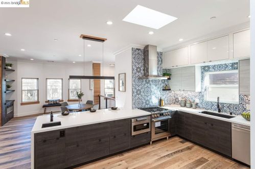 721 44th St, Oakland CA 94608-3404 exterior