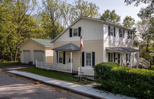 11 Diamond St, Greenville, PA 16125-2401
