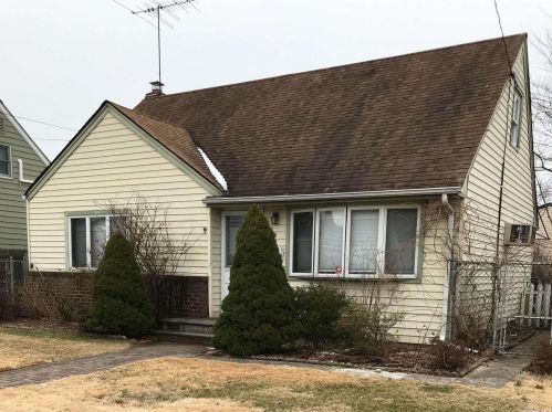 69 Virginia Ave, Hicksville, NY 11803-3518
