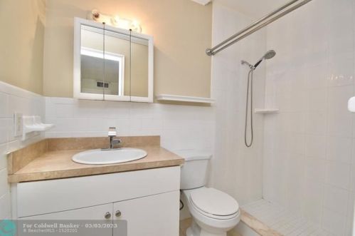 2131 52nd Ave, Hollywood FL  33021-3308 exterior