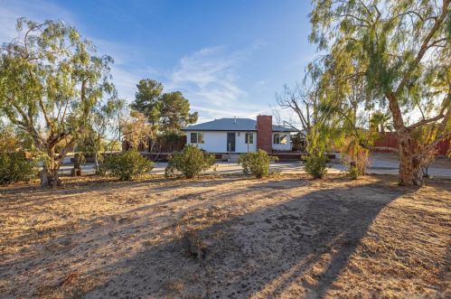 16215 Cabrillo Dr, Victorville, CA 92395-4007