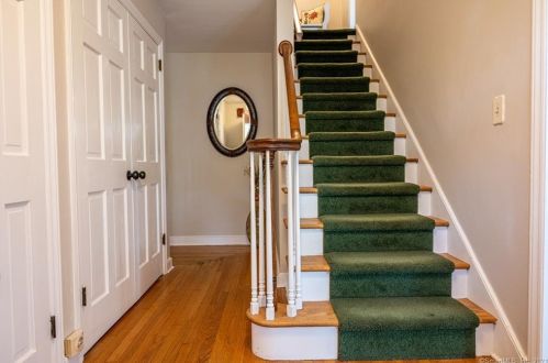 27 Windy Rdg, Bridgeport, CT 06611-4419