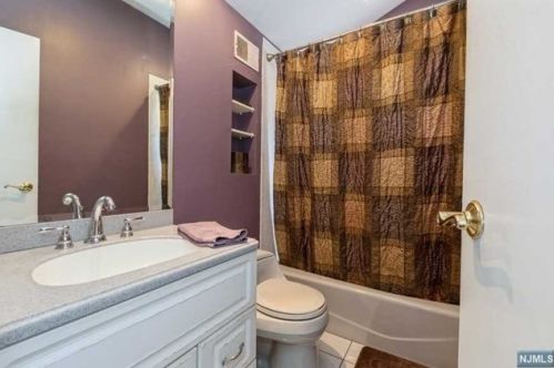 102 Pawnee Ave, Oakland NJ  07436-3724 exterior