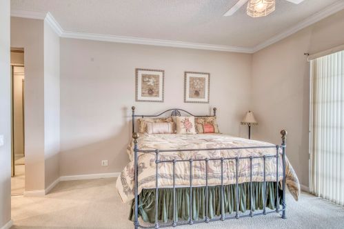 8208 Palm Hammock Ln, Hobe Sound FL 33455-8223 exterior