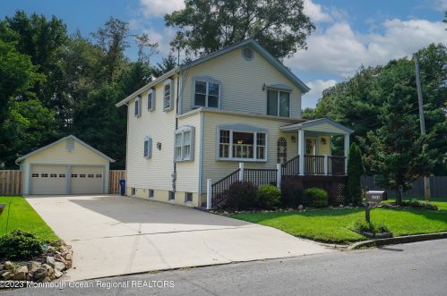 1316 Franklin Ave, Tinton Falls, NJ 07712-3512