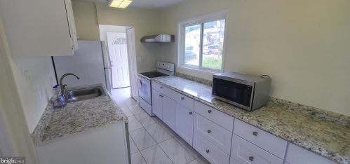 425 Reneau Way, Herndon VA  20170-4521 exterior