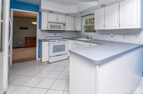 15 Independence Ln, North Haven CT  06473-1517 exterior