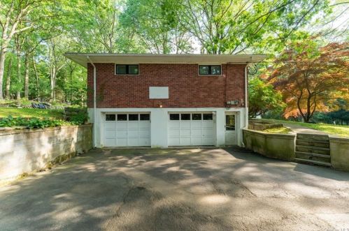 4 Hillside Ter, Airmont NY  10901-2105 exterior