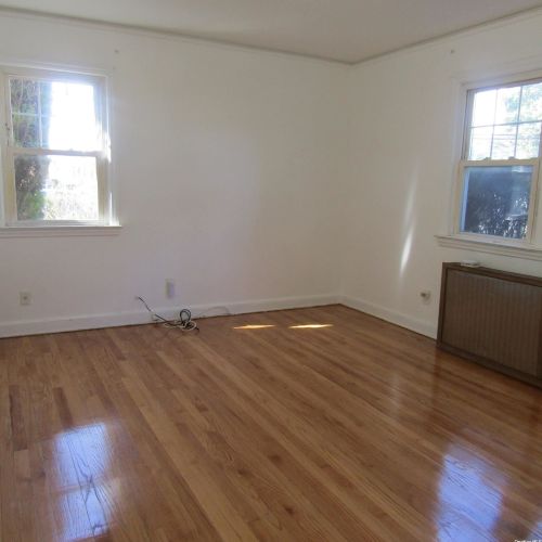 2 Oak Dr, New Hyde Park NY  11040-3315 exterior