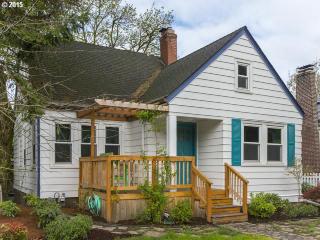 405 32nd Ave, Portland, OR 97214-1937