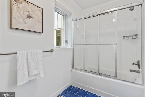 3709 Whispering Ln, Falls Church VA  22041-1121 exterior