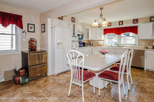 40 Irving Pl, Tinton Falls NJ  07724-1625 exterior